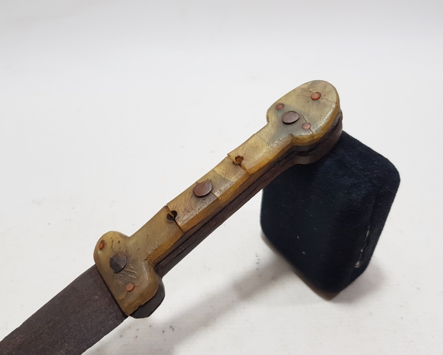 UÇ KISMI ZIRH DELİCİ FORMDA YAPILMIŞ BOYNUZ SAPLI NADİR FORMDA OSMANLI DÖNEMİ ÇERKES KAMASI