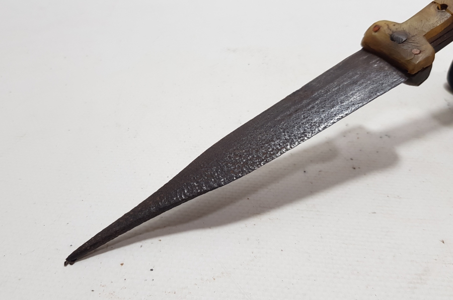 UÇ KISMI ZIRH DELİCİ FORMDA YAPILMIŞ BOYNUZ SAPLI NADİR FORMDA OSMANLI DÖNEMİ ÇERKES KAMASI