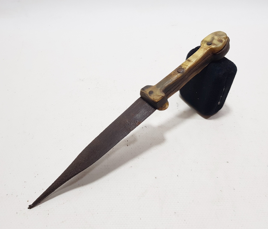 UÇ KISMI ZIRH DELİCİ FORMDA YAPILMIŞ BOYNUZ SAPLI NADİR FORMDA OSMANLI DÖNEMİ ÇERKES KAMASI