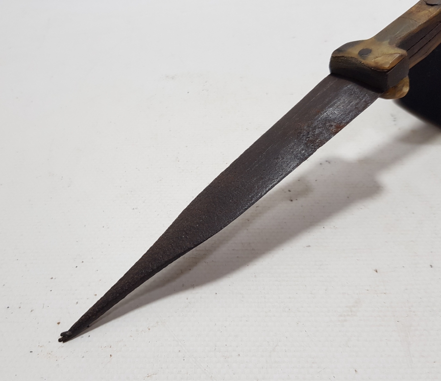 UÇ KISMI ZIRH DELİCİ FORMDA YAPILMIŞ BOYNUZ SAPLI NADİR FORMDA OSMANLI DÖNEMİ ÇERKES KAMASI