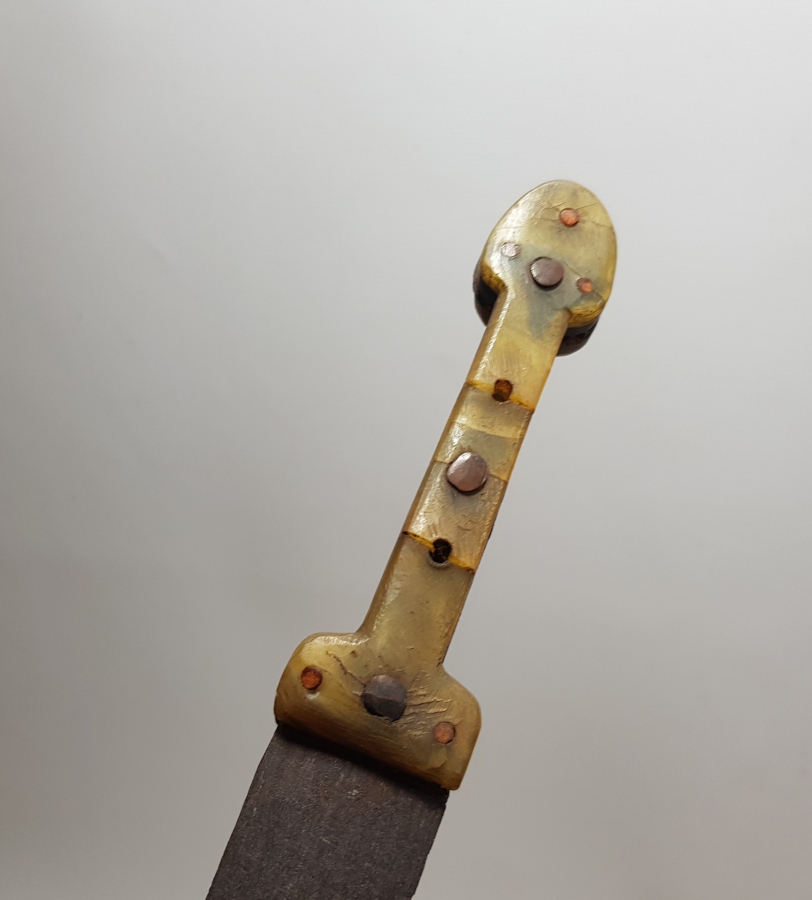 UÇ KISMI ZIRH DELİCİ FORMDA YAPILMIŞ BOYNUZ SAPLI NADİR FORMDA OSMANLI DÖNEMİ ÇERKES KAMASI