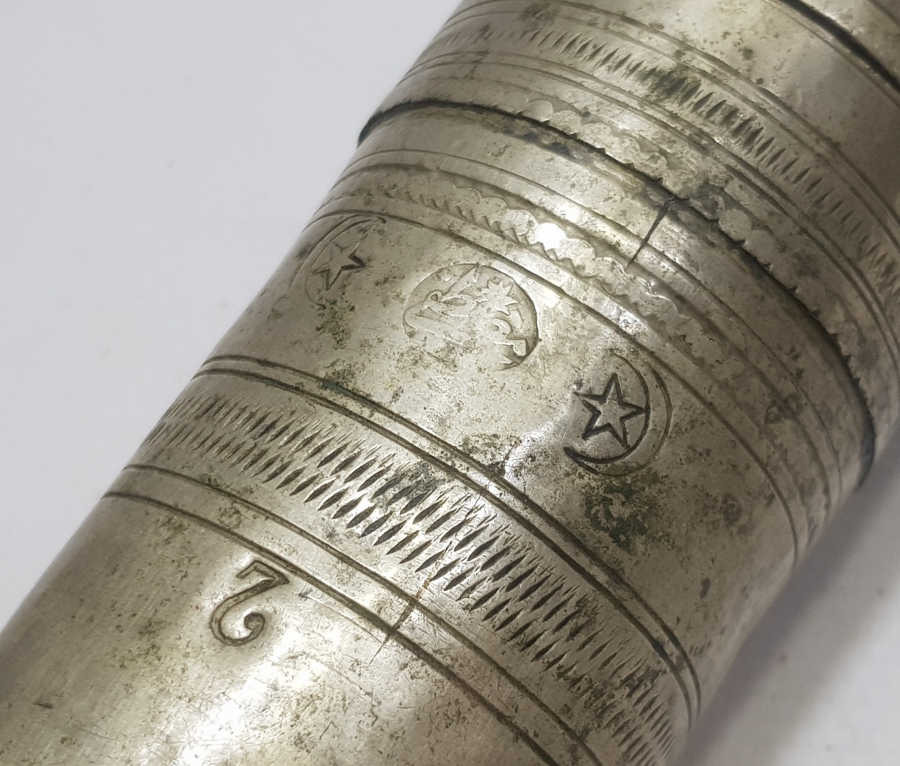 ÜZERİ AY YILDIZLI VE USTA DAMGALI ALPAKA KAHVE DEĞİRMENİ