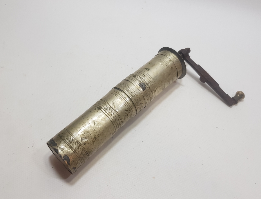 ÜZERİ AY YILDIZLI VE USTA DAMGALI ALPAKA KAHVE DEĞİRMENİ