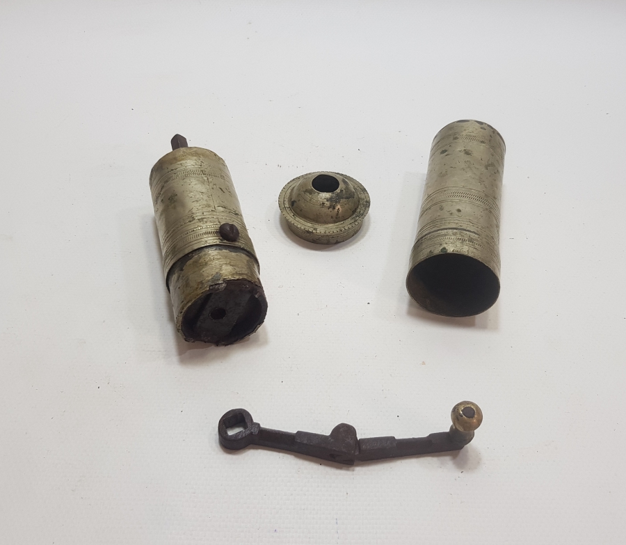 ÜZERİ AY YILDIZLI VE USTA DAMGALI ALPAKA KAHVE DEĞİRMENİ