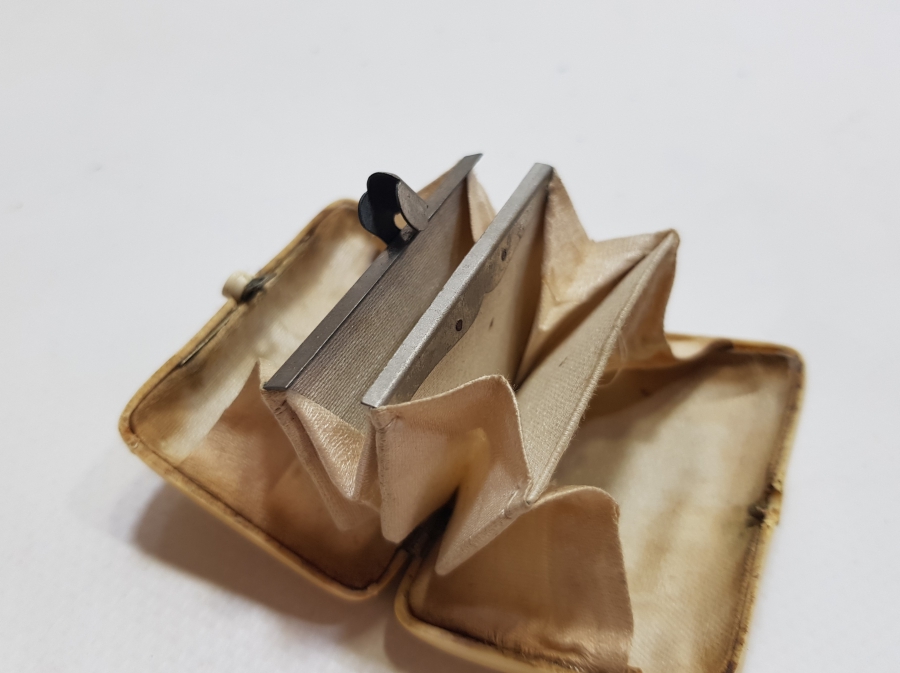 ÜZERİ GÜMÜŞ ÇAKMA İŞÇİLİKLİ OSMANLI DÖNEMİ BAKALİT CÜZDAN