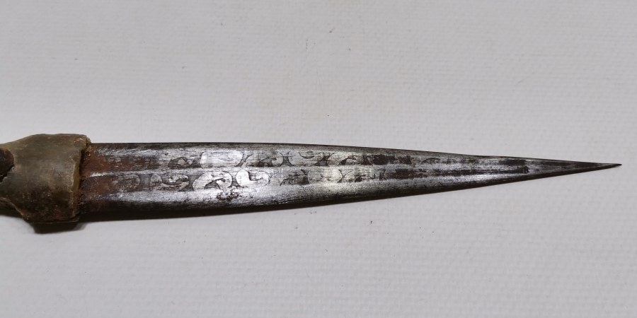 OSMANLI DÖNEMİ AY YILDIZLI VE BALIK FİGÜRLÜ BOYNUZ SAPLI İŞLEMELİ ÇERKES KAMASI