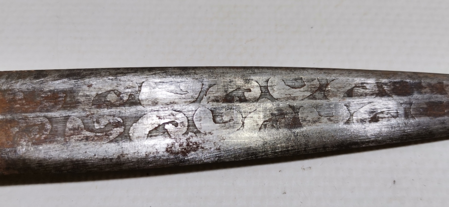 OSMANLI DÖNEMİ AY YILDIZLI VE BALIK FİGÜRLÜ BOYNUZ SAPLI İŞLEMELİ ÇERKES KAMASI