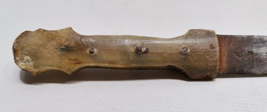 OSMANLI DÖNEMİ AY YILDIZLI VE BALIK FİGÜRLÜ BOYNUZ SAPLI İŞLEMELİ ÇERKES KAMASI