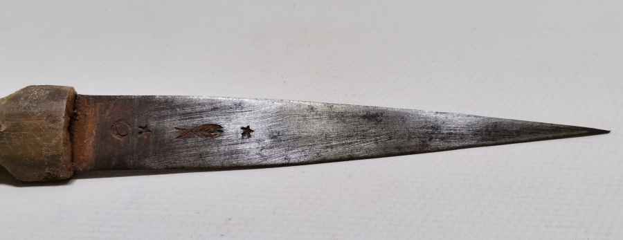 OSMANLI DÖNEMİ AY YILDIZLI VE BALIK FİGÜRLÜ BOYNUZ SAPLI İŞLEMELİ ÇERKES KAMASI