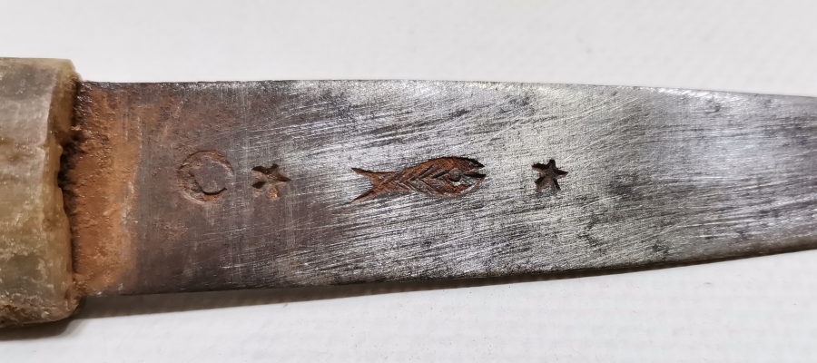 OSMANLI DÖNEMİ AY YILDIZLI VE BALIK FİGÜRLÜ BOYNUZ SAPLI İŞLEMELİ ÇERKES KAMASI