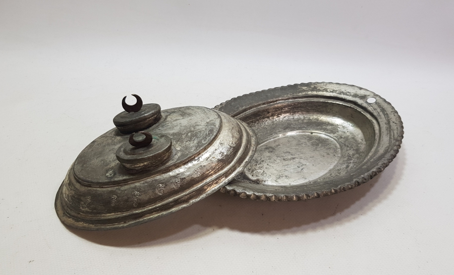 OSMANLI DÖNEMİ DAMGALI VE HİLAL TUTMAÇLI NADİR FORMDA BOSNA İŞİ KAPAKLI LENGER