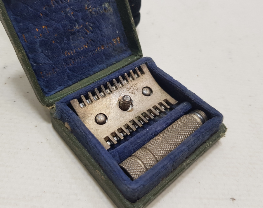 ORİJİNAL KUTUSUNDA SEYAHAT TRAŞ TAKIMI