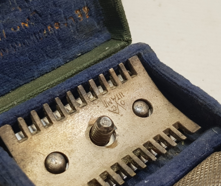 ORİJİNAL KUTUSUNDA SEYAHAT TRAŞ TAKIMI