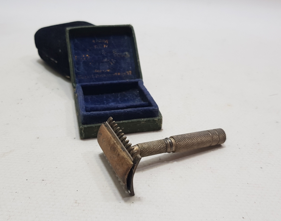 ORİJİNAL KUTUSUNDA SEYAHAT TRAŞ TAKIMI