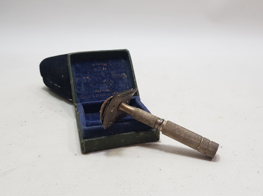 ORİJİNAL KUTUSUNDA SEYAHAT TRAŞ TAKIMI