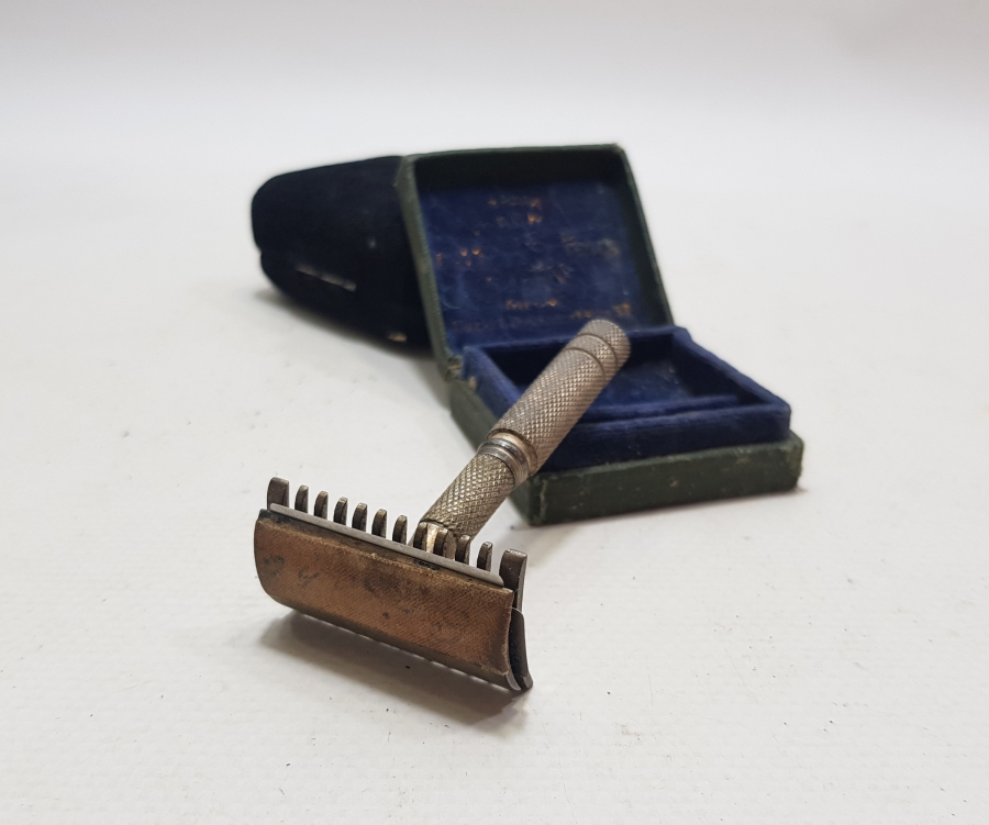 ORİJİNAL KUTUSUNDA SEYAHAT TRAŞ TAKIMI