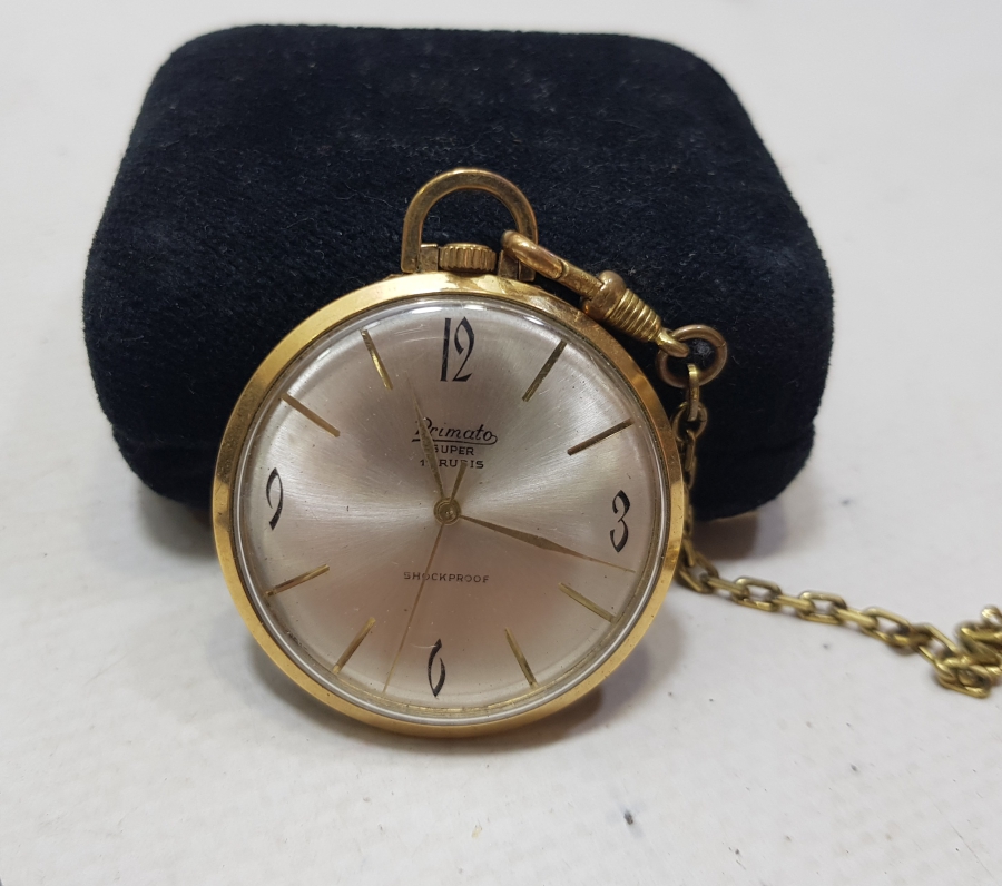 ORİJİNAL KUTUSUNDA VE ORİJİNAL KÖSTEĞİYLE ALTIN KAPLAMA ÇALIŞIR DURUMDA ANTİKA CEP SAATİ