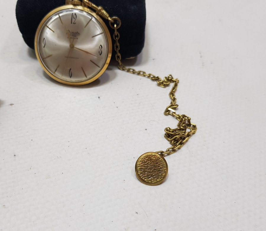 ORİJİNAL KUTUSUNDA VE ORİJİNAL KÖSTEĞİYLE ALTIN KAPLAMA ÇALIŞIR DURUMDA ANTİKA CEP SAATİ