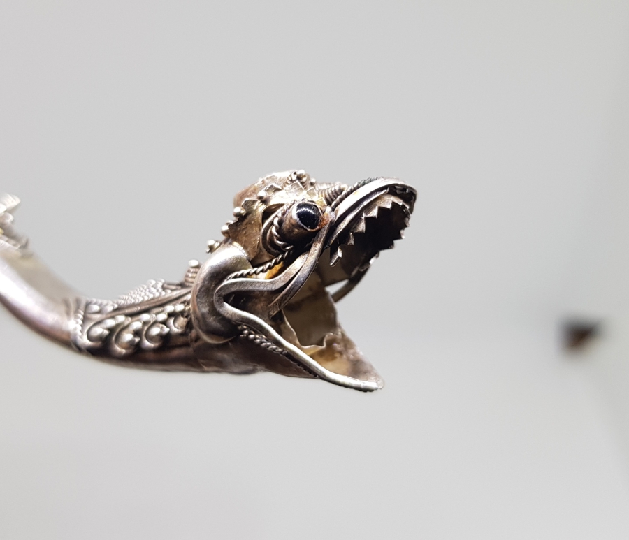 ÜZERİ DOĞAL TAŞLI EJDERHA FORMUNDA YAPILMIŞ OSMANLI DÖNEMİ RUM İŞİ GÜMÜŞ SİGARA AĞIZLIĞI