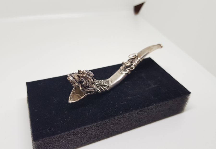 ÜZERİ DOĞAL TAŞLI EJDERHA FORMUNDA YAPILMIŞ OSMANLI DÖNEMİ RUM İŞİ GÜMÜŞ SİGARA AĞIZLIĞI