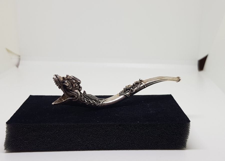 ÜZERİ DOĞAL TAŞLI EJDERHA FORMUNDA YAPILMIŞ OSMANLI DÖNEMİ RUM İŞİ GÜMÜŞ SİGARA AĞIZLIĞI