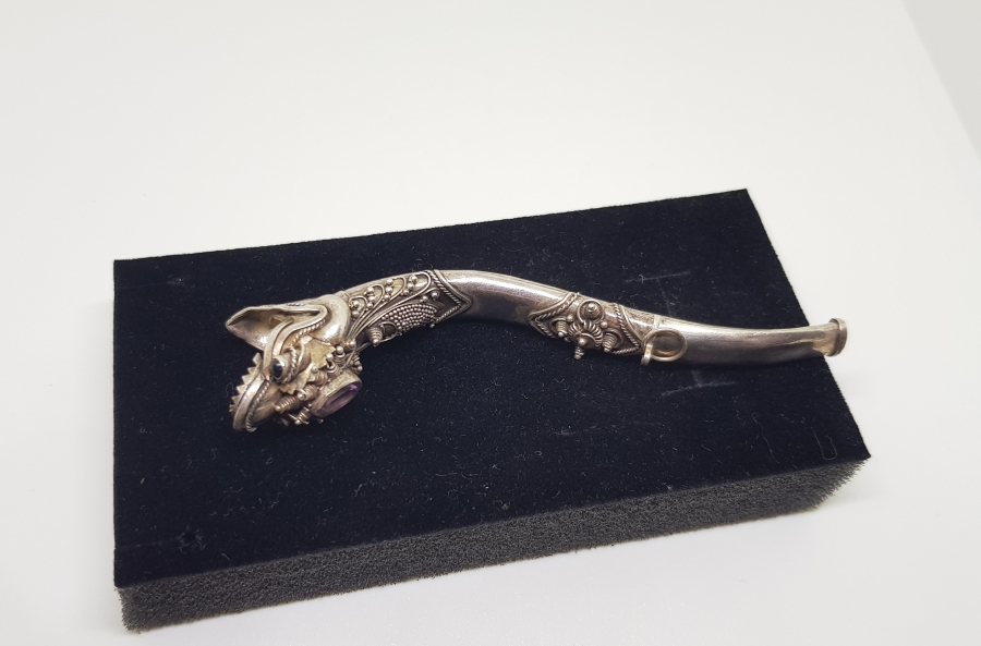 ÜZERİ DOĞAL TAŞLI EJDERHA FORMUNDA YAPILMIŞ OSMANLI DÖNEMİ RUM İŞİ GÜMÜŞ SİGARA AĞIZLIĞI