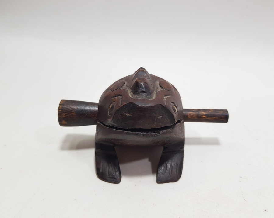 OSMANLI DÖNEMİ KURBAĞA FORMUNDA YAPILMIŞ KURBAĞA SESİ ÇIKARAN ANTİKA AHŞAP OYUNCAK