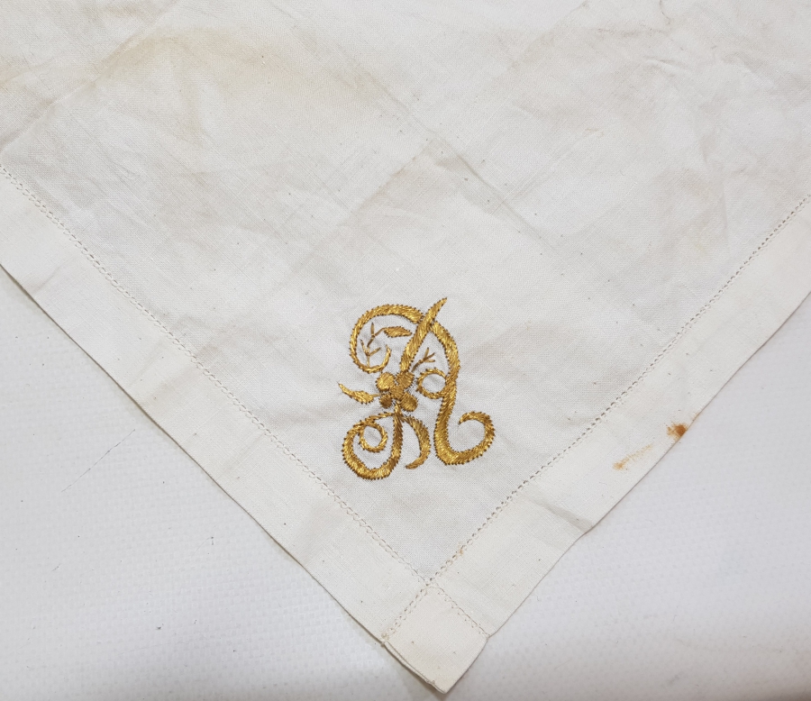 ÜZERİ OSMANLICA İNSİYALLİ ALTIN SIRMA İŞÇİLİKLİ OSMANLI DÖNEMİ NADİR SÖZ MENDİLİ