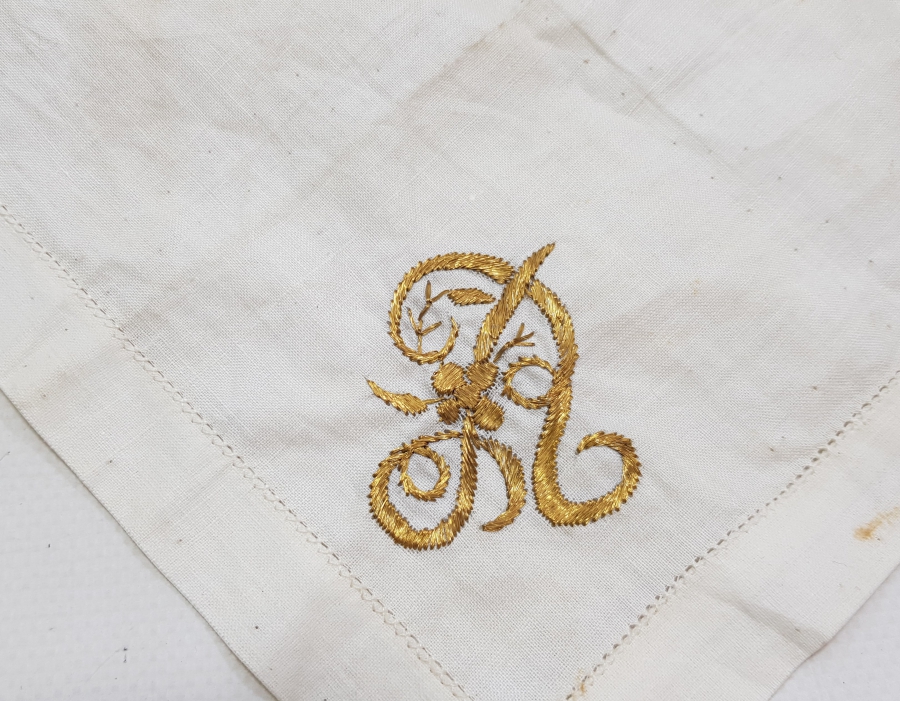 ÜZERİ OSMANLICA İNSİYALLİ ALTIN SIRMA İŞÇİLİKLİ OSMANLI DÖNEMİ NADİR SÖZ MENDİLİ