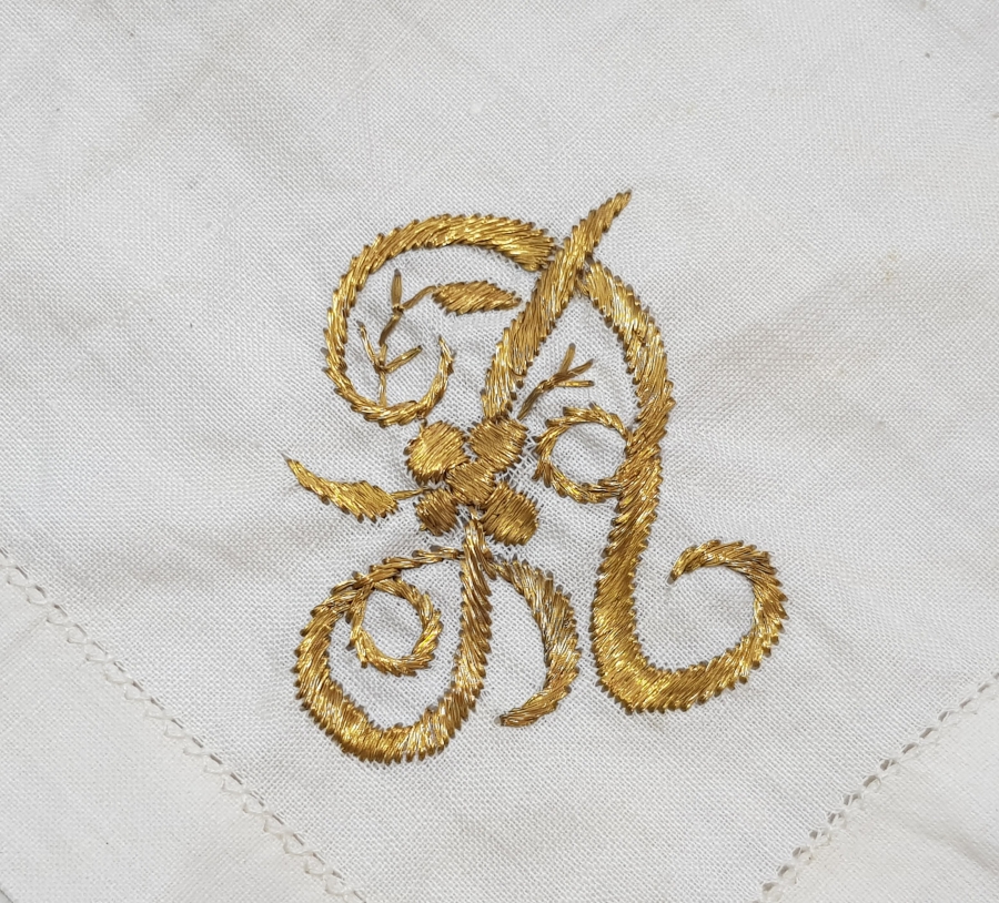 ÜZERİ OSMANLICA İNSİYALLİ ALTIN SIRMA İŞÇİLİKLİ OSMANLI DÖNEMİ NADİR SÖZ MENDİLİ