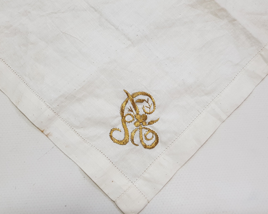 ÜZERİ OSMANLICA İNSİYALLİ ALTIN SIRMA İŞÇİLİKLİ OSMANLI DÖNEMİ NADİR SÖZ MENDİLİ