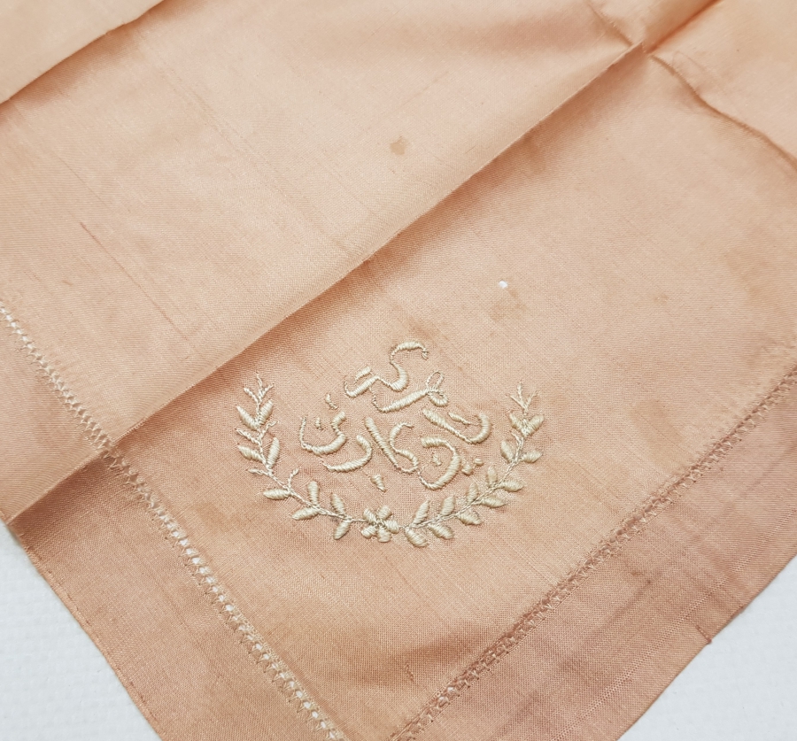 2. ABDÜLHAMİT HAN DÖNEMİNDE DOLMABAHÇE SARAYI İÇERİSİNDE HEREKE DOKUMAHANESİ ATÖLYESİ KURULUŞUNDA DAĞITILMIŞ ÇOK NADİR HATIRA İPEK MENDİL