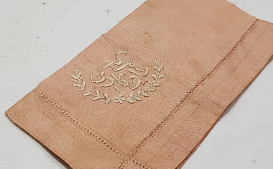 2. ABDÜLHAMİT HAN DÖNEMİNDE DOLMABAHÇE SARAYI İÇERİSİNDE HEREKE DOKUMAHANESİ ATÖLYESİ KURULUŞUNDA DAĞITILMIŞ ÇOK NADİR HATIRA İPEK MENDİL