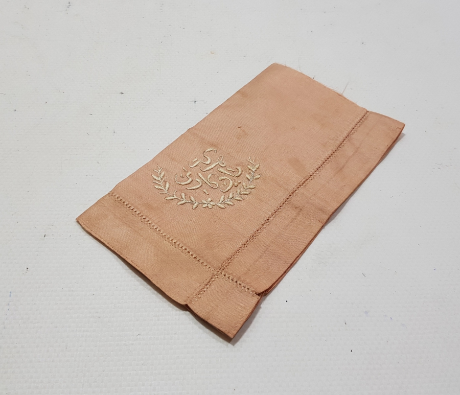 2. ABDÜLHAMİT HAN DÖNEMİNDE DOLMABAHÇE SARAYI İÇERİSİNDE HEREKE DOKUMAHANESİ ATÖLYESİ KURULUŞUNDA DAĞITILMIŞ ÇOK NADİR HATIRA İPEK MENDİL