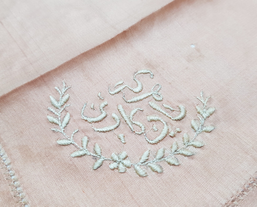 2. ABDÜLHAMİT HAN DÖNEMİNDE DOLMABAHÇE SARAYI İÇERİSİNDE HEREKE DOKUMAHANESİ ATÖLYESİ KURULUŞUNDA DAĞITILMIŞ ÇOK NADİR HATIRA İPEK MENDİL