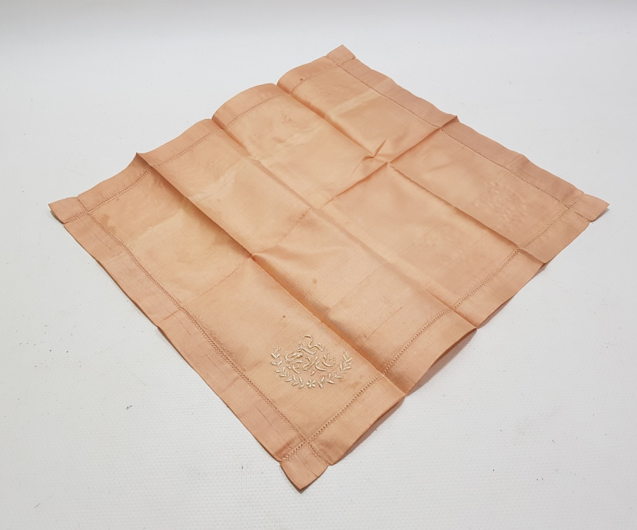 2. ABDÜLHAMİT HAN DÖNEMİNDE DOLMABAHÇE SARAYI İÇERİSİNDE HEREKE DOKUMAHANESİ ATÖLYESİ KURULUŞUNDA DAĞITILMIŞ ÇOK NADİR HATIRA İPEK MENDİL
