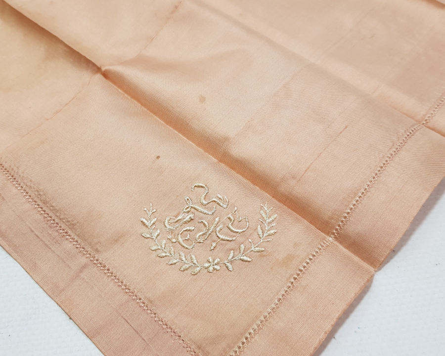 2. ABDÜLHAMİT HAN DÖNEMİNDE DOLMABAHÇE SARAYI İÇERİSİNDE HEREKE DOKUMAHANESİ ATÖLYESİ KURULUŞUNDA DAĞITILMIŞ ÇOK NADİR HATIRA İPEK MENDİL