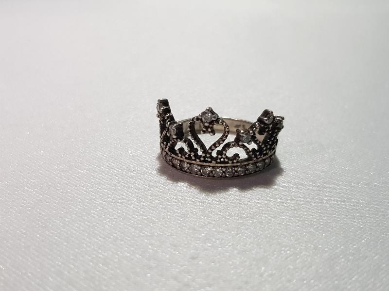 ZİRKON TAŞLARLA SÜSLÜ TAÇ FORMLU GÜMÜŞ YÜZÜK