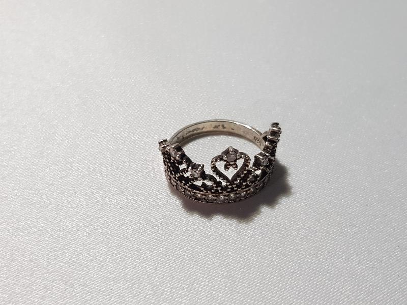 ZİRKON TAŞLARLA SÜSLÜ TAÇ FORMLU GÜMÜŞ YÜZÜK