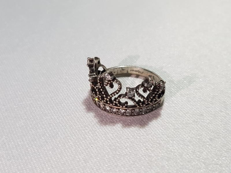 ZİRKON TAŞLARLA SÜSLÜ TAÇ FORMLU GÜMÜŞ YÜZÜK