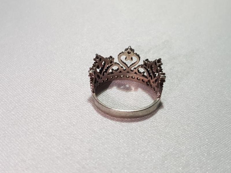 ZİRKON TAŞLARLA SÜSLÜ TAÇ FORMLU GÜMÜŞ YÜZÜK