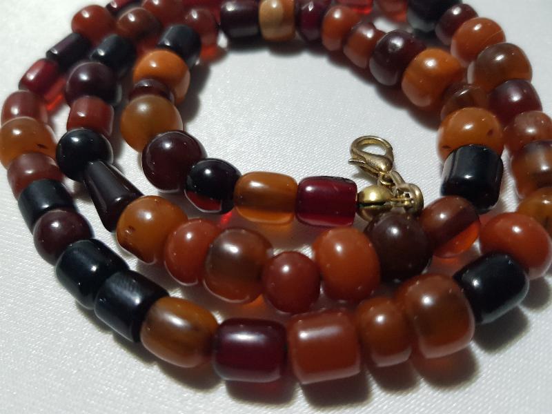 KATALİN VE KEHRİBAR TANELERDEN YAPILMIŞ GERDANLIK