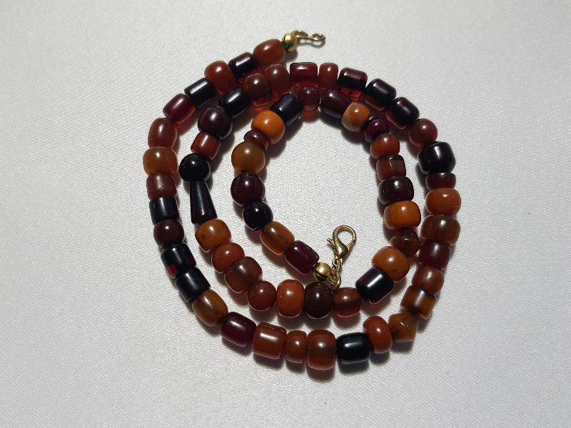 KATALİN VE KEHRİBAR TANELERDEN YAPILMIŞ GERDANLIK