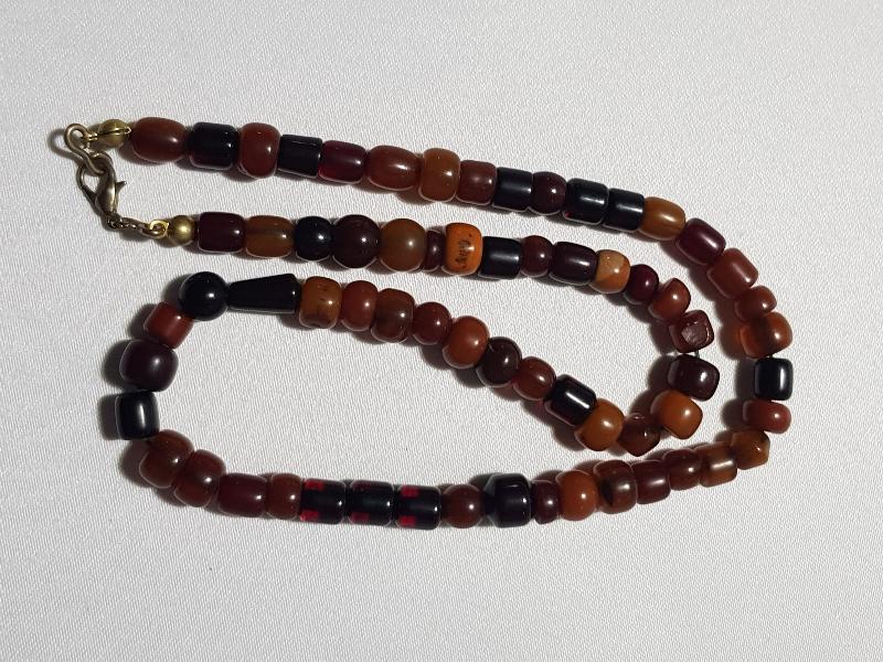 KATALİN VE KEHRİBAR TANELERDEN YAPILMIŞ GERDANLIK