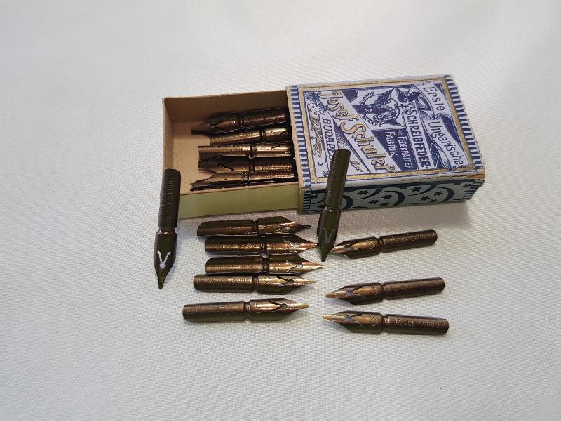 OSMANLI DÖNEMİ AY YILDIZLI VE ÜZERİ OSMANLICA YAZILI DİVİT UCU KUTUSU