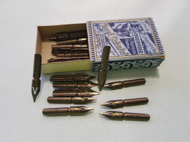 OSMANLI DÖNEMİ AY YILDIZLI VE ÜZERİ OSMANLICA YAZILI DİVİT UCU KUTUSU