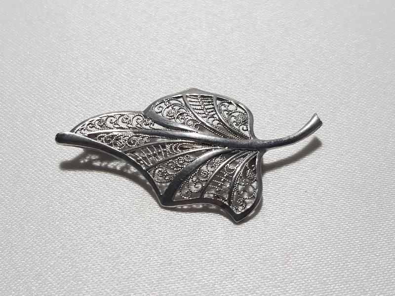 YAPRAK FORMLU GÜMÜŞ BROŞ