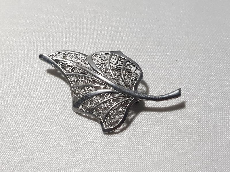 YAPRAK FORMLU GÜMÜŞ BROŞ