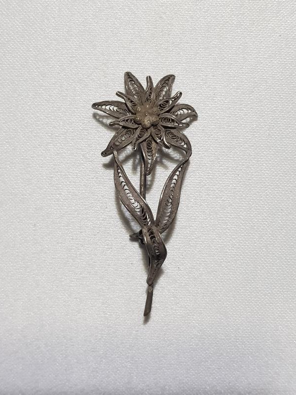 ÇİÇEK FORMLU GÜMÜŞ BROŞ