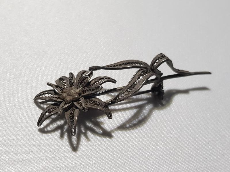 ÇİÇEK FORMLU GÜMÜŞ BROŞ